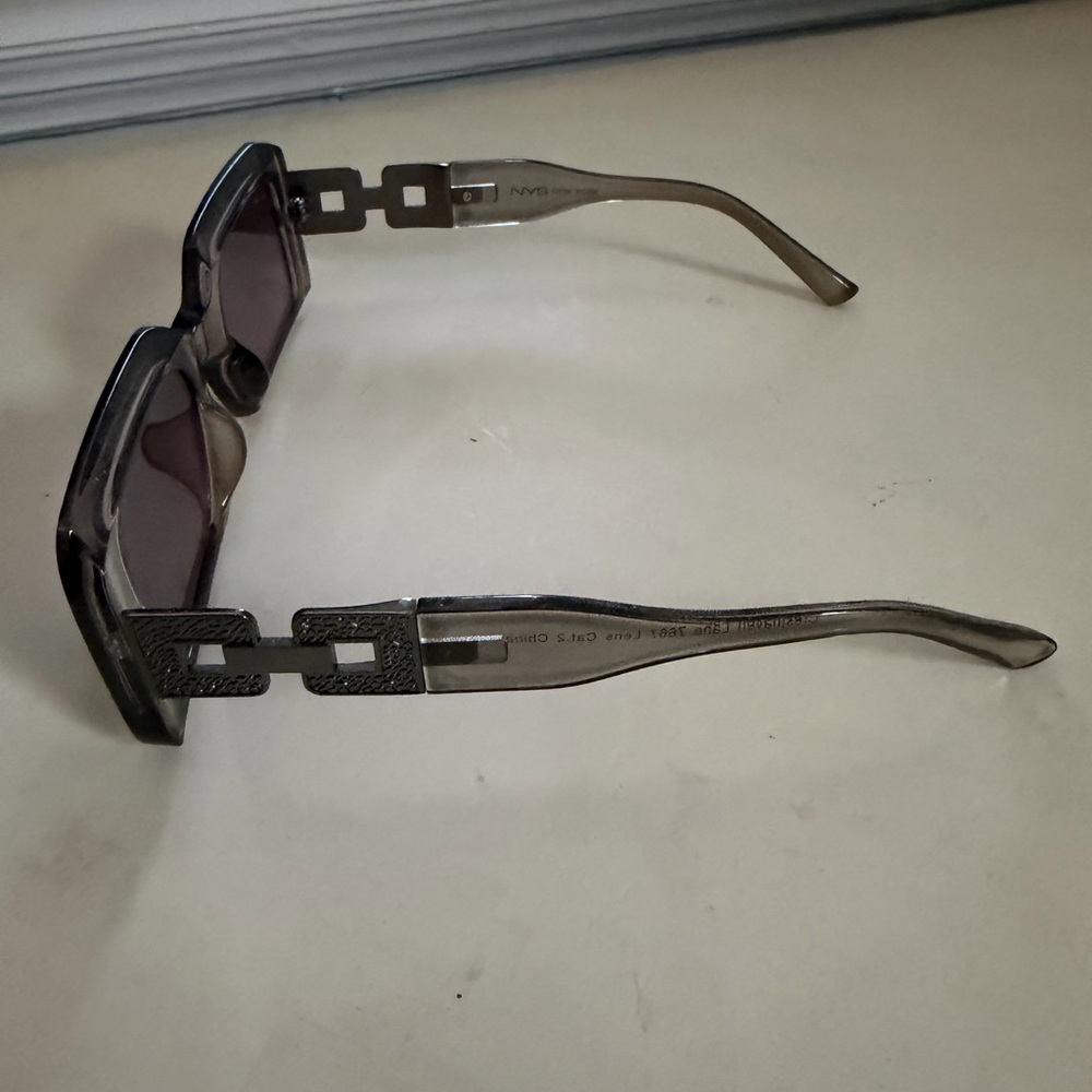 Elegant Purple-Tinted Sunglasses - Picture 2 of 3